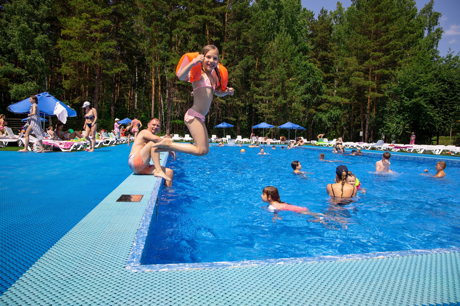Бассейн ремикс бердск. Бассейн под открытым небом новосибирск. Барвиха бердск бассейн. Бассейн в новосибирске отдохнуть. Эко парк в новосибирске чкаловские дачи.