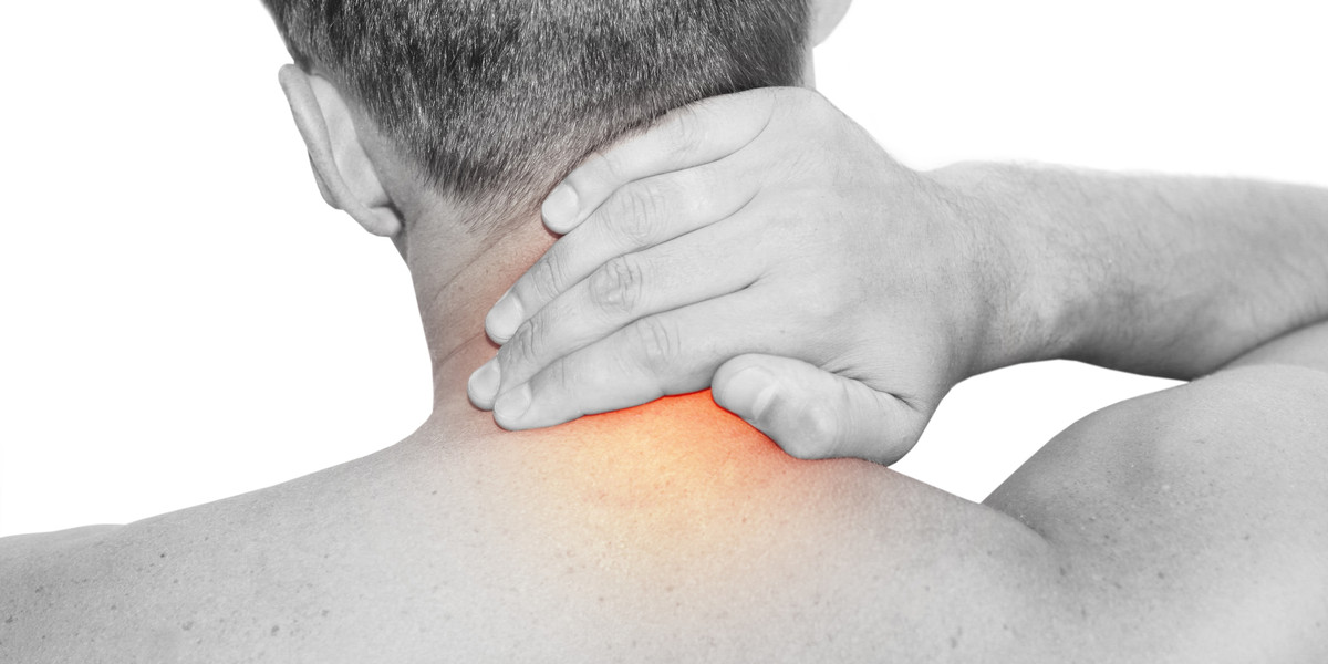 Остеохондроз боли в плече. Шейный остеохондроз липома. Точки на спине от остеохондроза. Шейный радикулит симптомы лечение. Может ли от жировика на спине появиться остеохондроз.