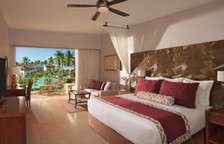 Номер Preferred Club Deluxe с видом на бассейн