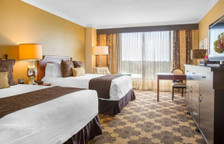 Четырёхместный номер Premier с видом на бассейн