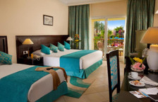 Трёхместный номер с видом на бассейн