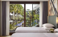 Двухместный номер с балконом и с видом на бассейн