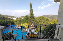 Четырёхместный номер Guest с балконом и с видом на бассейн