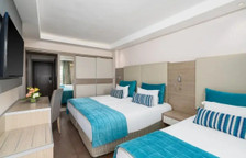 Трёхместный номер Superior с видом на бассейн