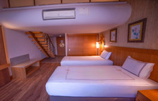 Четырёхместный номер Family Дуплекс с видом на окрестности