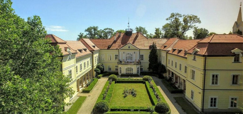 Szidonia Manor House