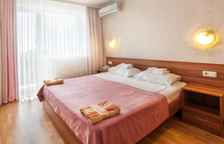 Антей. Улучшенный двухкомнатный номер с 1 двуспальной и 1 односпальной кроватями