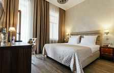 Сьюит двухкомнатный с балконом и видом на море. Главный корпус