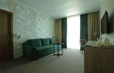 Апартаменты трехкомнатные с балконом боковой вид на море. Третий корпус