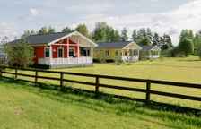 Коттедж с балконом и с красивым видом из окна