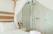 Двухместный люкс Honeymoon with In-Room Open Walk-In Shower