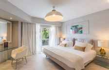 Номер Signature с балконом и Lycabettus Hill View